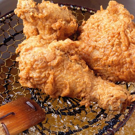 Chicken Broast, Making Fried Chicken, Buttermilk Fried Chicken, Fried Chicken Recipes, Think Food, It Goes On, Deep Fried, Frying, Buttermilk