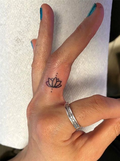 Lotus Finger Tattoo, Back Of Hand Tattoos, Girly Hand Tattoos, Eternal Art, Simple Hand Tattoos, Small Back Tattoos, Tiny Finger Tattoos, See Tattoo, Cute Finger Tattoos