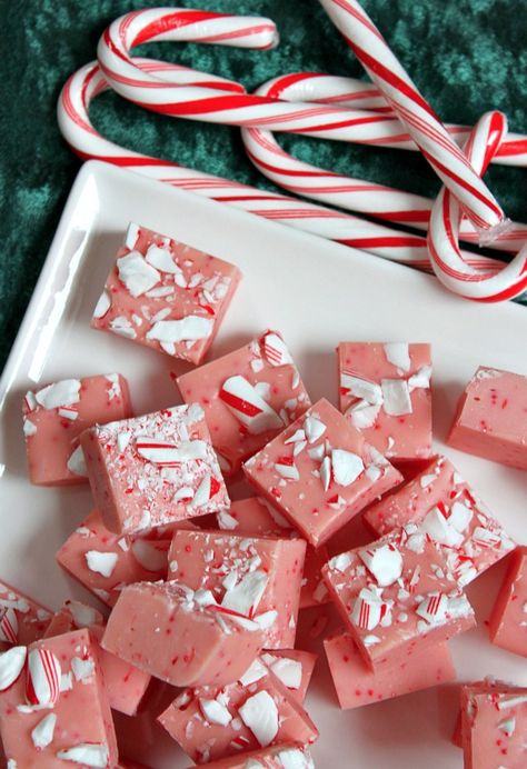 I made this but put it in a 9 x 13 and added a chocolate fudge layer to the top.  Very pretty and super yummy! Candy Cane Fudge, Candy Cane Recipe, Diy Easy Recipes, Fudge Recipe, Hershey Kisses, Fudge Recipes, Candy Canes, Sweets Treats, Candy Recipes