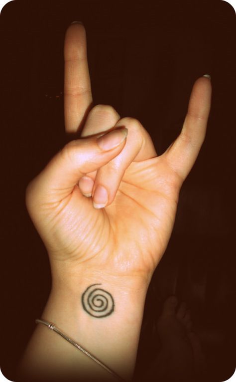 Spiral wrist tattoo Back Of Wrist Tattoo, Spiral Tattoo, Spiral Tattoos, Stick Poke Tattoo, Sisters Tattoo, Upper Back Tattoos, K Tattoo, Poke Tattoo, Jewelry Tattoo