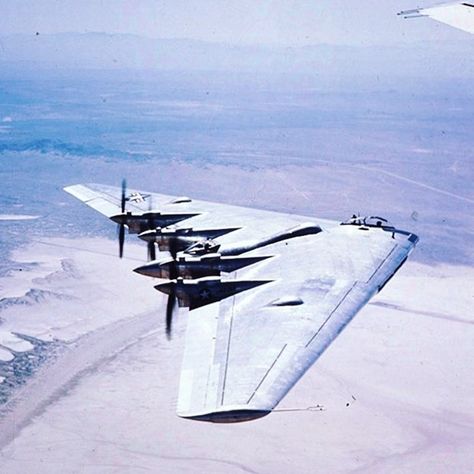 Worldwarhistory on Instagram: “Are u opting for Horten or Northrop❓🤔 The Northrop XB-35 / YB-35 Flying Wing Strategic Bomber Prototype during a test flight in 1946.  The…” Flying Wing, Delta Wing, Rare Historical Photos, Experimental Aircraft, Us Marine Corps, Aviation History, Vintage Aircraft, Aircraft Design, Us Air Force