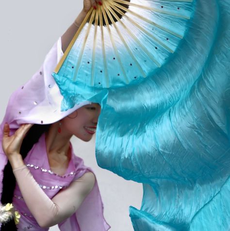 Chinese fan dancer. Photo by Guenter Eh Chinese Fan Dance, Dancer Photo, Avatar Kyoshi, Chinese Fans, Chinese Dance, Cottagecore Vibes, Chinese Fan, Fan Dance, Dance World