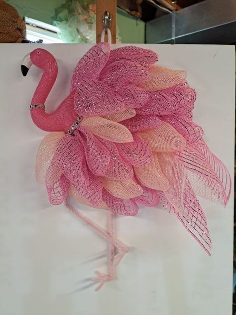 Flamingo Crafts For Adults, Diy Flamingo Decor, Pink Flamingo Craft, Flamingo Crafts, Flamingo Decorations, Flamingo Tree, Flamingo Centerpiece, Animal Wreaths, Flamingo Projects