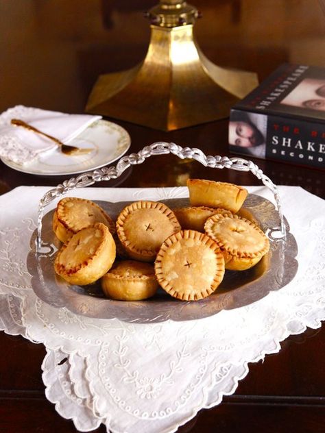 Shakespearean Cooking - Funeral Baked Meats, Elizabethan Era Meat Pies from Shakespeare's Hamlet on The History Kitchen Baked Meats, Medieval Recipes, Hp Sauce, Elizabethan Era, Ancient Recipes, Meat Pies, Stem Challenge, Cookery Books, Meat Pie