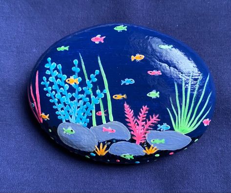 Detailed Rock Painting, Stone Art Animals, Painting Large Rocks Ideas, Blue Rock Painting Ideas, Fish Painted Rocks Ideas, Jellyfish Rock Painting, Rock Painting Ideas Big Rocks, Plant Rock Painting, Beachy Painted Rocks