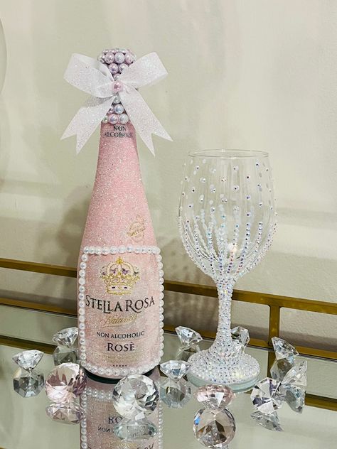 Beautiful hand decorated bottle with sparkling iridescent pink glitter.  Pearl gem border. Stunning pearl detail on the neck. This bottle is sold empty and the gemstone cap is sealed shut. This glam bottle is the perfect addition to your room, a gift, or table centerpiece for your special occasion. This set includes a beautiful iridescent white diamond glass (as pictured). Please contact me if a larger quantity is needed, or with any other questions.  Perfect to use for:  - home decor - bar/rest Wine Bottle Gift Ideas Birthday, Wine Bottle Gift Ideas, Glitter Champagne Bottle Diy, Bottle Gift Ideas, Glitter Champagne Bottles, Glitter Wine Bottles, Stella Rosa, Glitter Champagne, Gift Ideas Birthday