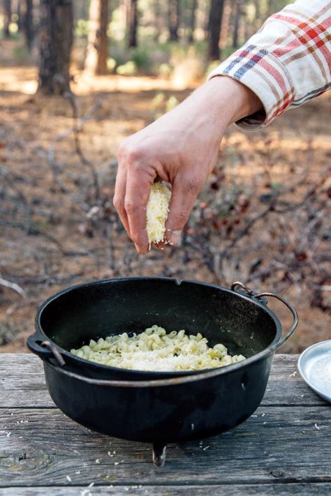 Dutch Oven Mac And Cheese Camping, Campfire Mac And Cheese, Dutch Oven Mac And Cheese, Recipe Dutch Oven, Oven Mac And Cheese, Healthy Camping Food, Campfire Desserts, Camping Hacks Food, Dutch Oven Camping