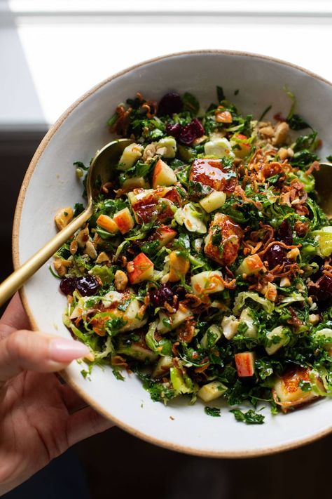 Rosemary Cashews, Kale Apple Salad, Maple Dressing, Shallot Recipes, Salad Kale, Autumn Salad Recipes, Pinch Of Yum, Fried Bread, Crispy Shallots