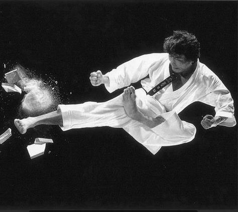 YES....I am flying..!! Atan Zain, demonstrating kick..Taekwando Karate. Martial Arts Photography, Marshal Arts, Karate Kick, Kyokushin Karate, Shotokan Karate, Martial Arts Boxing, Karate Martial Arts, Pencak Silat, How To Gain