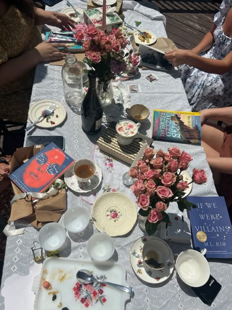 Picnic Vibes, Book Swap, Picnic Inspo, Aesthetic Picnic, Picnic Inspiration, Book Exchange, Picnic Aesthetic, Picnic Date, Picnic Ideas