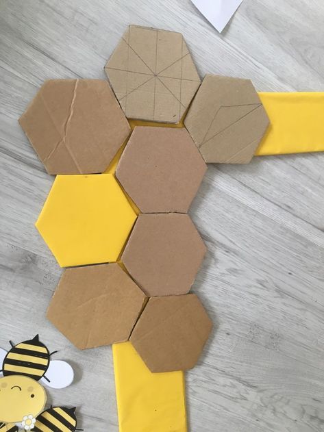 Bee Theme Birthday Party Decoration, Bee Theme Photo Booth, Diy Winnie The Pooh Decorations Crafts, Diy Bee Birthday Decor, Bumble Bee Party Decorations, Bee Garland Diy, Diy Bee Theme Decor, Diy Bumble Bee Decorations, Bee Photo Backdrop