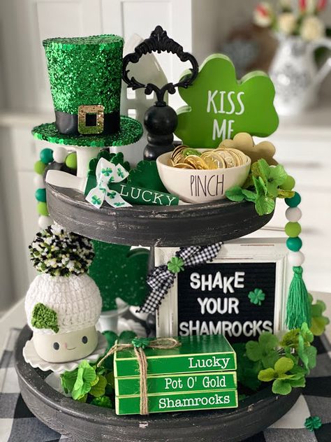 Living on Cloud Nine: TIERED TRAY FOR ST. PATRICK'S DAY Sant Patrick, Shake Your Shamrocks, St Patricks Decorations, Fete Saint Patrick, St Patricks Crafts, St Patrick's Day Decorations, Tray Ideas, Saint Patties, St Patrick's Day Crafts