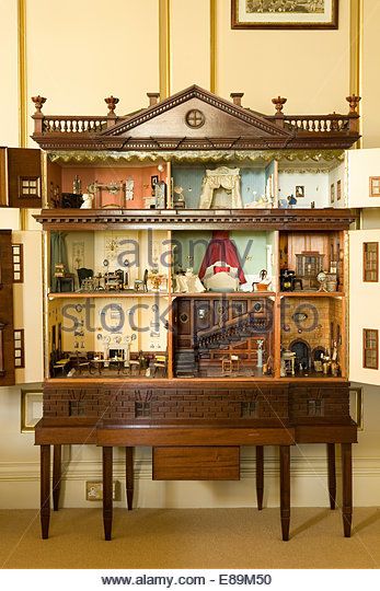 Close-up of the interior of a Victorian dolls' house - Stock Image Antique House Interior, Victorian Dollhouse Interior, Victorian Dollhouse Miniatures, Gothic Style Home, Victorian Trading Company, Antique Dollhouse, Doll House Plans, Dollhouse Projects, Dollhouse Ideas