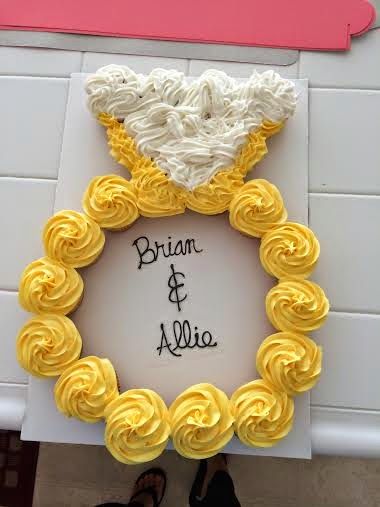 Pull Apart Engagment Ring Cake we ❤ this! moncheribridals.com #engagementparty #bridalshower Pull Apart Cupcake, Pull Aparts, Cupcakes Design, Pull Apart Cupcake Cake, Ring Cake, Pull Apart Cupcakes, Party Catering, Engagement Cakes, Shower Cupcakes