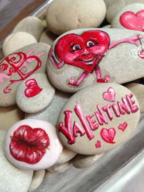 Decorating Rocks, Valentines Rocks, Rock Display, Painted Rocks Kids, Painted Rocks Craft, Rock Painting Ideas Easy, Holiday Painting, Beach Rocks, Heart Painting