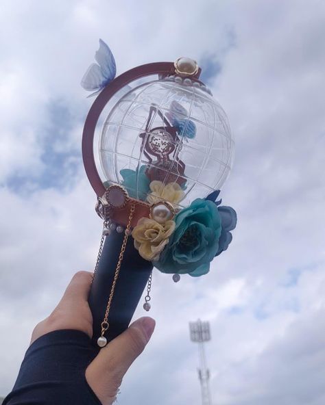 Flowers flores decorado lightstick Kpop lightiny Kpop Lightstick Decoration Ideas, Decorated Lightiny Ateez, Lightiny Ateez Decoration Ver 2, Ateez Lightstick Decoration Ver 2, Ateez Lightstick Aesthetic, Lightiny Ateez Decoration, Ateez Lightstick Decoration, Light Stick Ideas, Kpop Lightstick Decoration