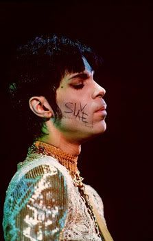 Prince gold era | What picture of Prince best represents The Gold Experience… Prince Makeup, Prince Musician, Prince Images, Prince Tribute, The Artist Prince, Pictures Of Prince, Photos Of Prince, Rip Prince, Paisley Park