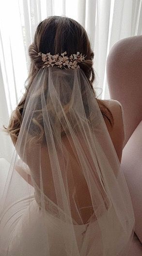 Wedding Veils With Hair Down, Hairstyle With Veil, Bride Hairstyles With Veil, Bridal Hair Veil, Half Up Half Down Wedding, Wedding Headdress, Wedding Hairstyles With Veil, Veil Hairstyles, Wedding Hair Down