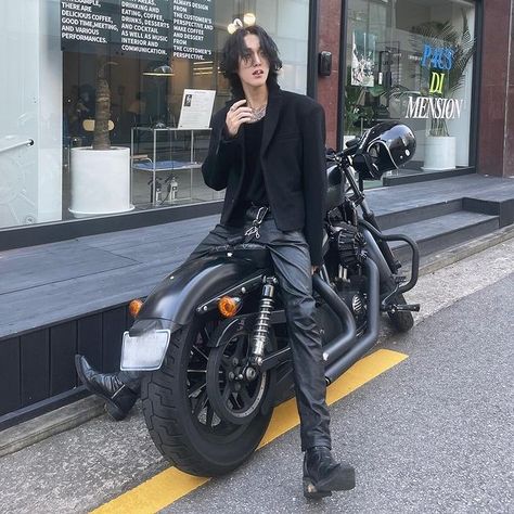 Cafe Racer Moto, Black Outfit Men, Motorcycle Aesthetic, Punk Aesthetic, Biker Men, Bad Boy Aesthetic, Men Photoshoot, Street Fashion Men Streetwear, Men Fashion Casual Outfits