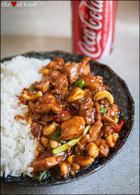 {cola chili chicken} an intriguing Asian stir-fry consisting of chicken, cashews, chili, garlic, ginger, spring onions, soy + the key ingredient, coca cola. Coca Cola Chicken, Actifry Recipes, Cola Chicken, Asian Stir Fry, Chili Chicken, Spring Onions, Asian Cooking, Poultry Recipes, Asian Dishes