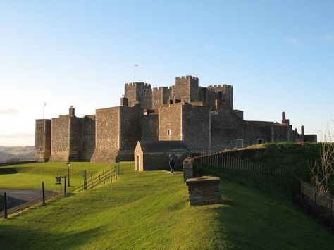 The “Roman Lighthouse” in Dover Castle is the oldest building in England …  Dover_Castle_05 Castle Parts, Bodiam Castle, Dover Castle, London Country, Castles To Visit, Leeds Castle, Castle Pictures, Old Castle, Chateau Medieval