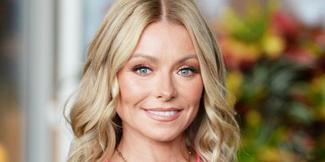 Kelly Ripa’s Nutritionist Reveals Her Daily Diet: Breakfast, Lunch & Dinner Meals Revealed! Dr Daryl Gioffre Recipes, Kelly Ripa House, Kelly Ripa Diet, Tv Moms, Avocado Chocolate Mousse, Chocolate Chia Pudding, Avocado Chocolate, Grilled Tofu, Diet Breakfast