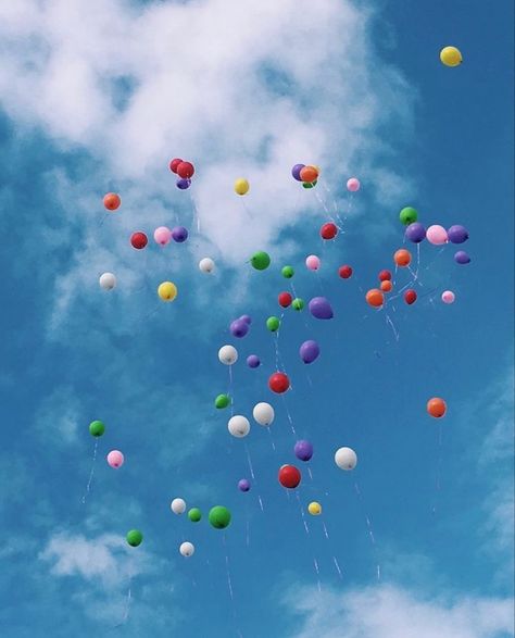 Balloons In The Sky Aesthetic, Freedom Asthetic Picture, Balloon In The Sky, Balloons In The Sky, Graduation Aesthetic, Celebration Graduation, Ribbon In The Sky, Quiet Room, Sky Full