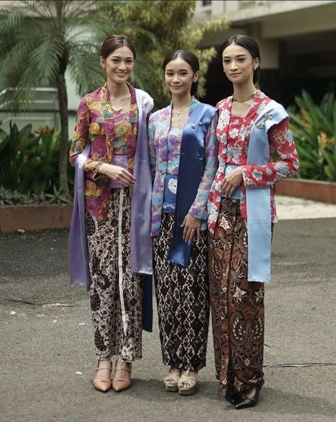 Kebaya Kutubaru Hijab, Kebaya Kimono, Kebaya Outfit, Bridesmaid Kebaya, Ootd Kebaya, Model Dress Kebaya, Indonesia Traditional, Batik Clothing, Kebaya Dress