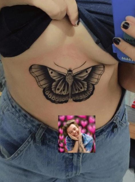 Butterfly tatuaje tattoo Harry Styles Butterfly Sternum Tattoo Women, Harry Styles Moth Tattoo, Harry Styles Butterfly Tattoo, Moth Tattoo Meaning, Harry Styles Butterfly, Side Stomach Tattoos, Tummy Tattoo, Emo Tattoos, Stomach Tattoos Women