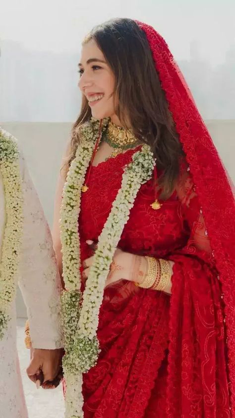 Tarini Manchanda Wedding, Red And White Bridal Lehenga, Red Reception Saree, Red Saare Aesthetic, Garland For Red Saree, Barat Swagat Ideas, Red Saree For Bride, Red Saree Bride, Red Saree Bridal Look