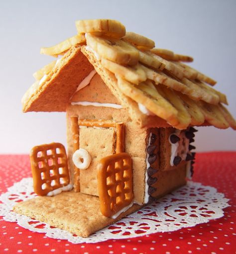 The Tiny Funnel: Healthy Graham Cracker Gingerbread Style Houses II Healthy Graham Crackers, Mess Kitchen, Graham Cracker Gingerbread, Graham Cracker House, Graham Cracker Gingerbread House, Christmas Pictures Kids, Cracker House, Healthy Crackers, Carob Chips