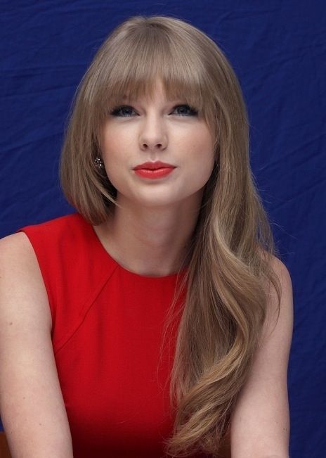 Amazing lenght and bangs.  Taylor Swift Bangs Taylor Swift, Taylor Swift Bob, Taylor Swift Bangs, Taylor Swift Speak Now Era, Speak Now Era, Taylor Swift Street Style, Taylor Swift Speak Now, Celebrity Singers, Estilo Taylor Swift