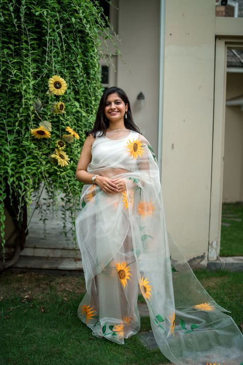 White Organza Saree, Haldi Outfit, White Sunflowers, Organza Sarees, Indian Bridal Wear, Saree Trends, Organza Saree, Sunflower Print, Best Wear