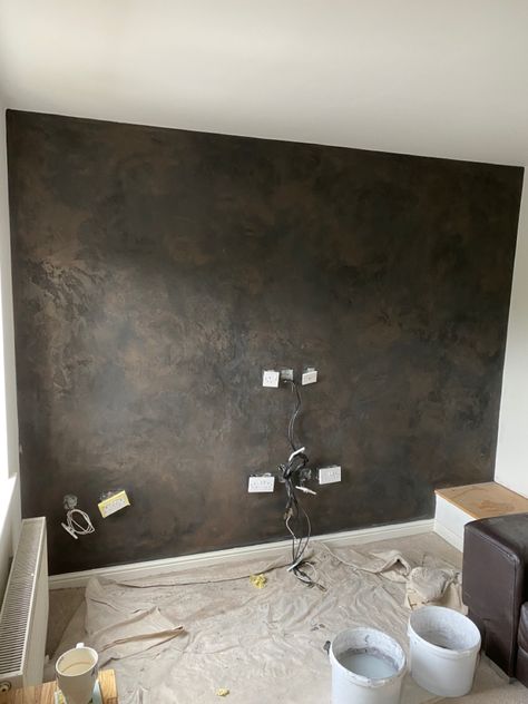 Venetian Painted Walls, Plaster Feature Wall, Venetian Plaster Accent Wall, Venetian Plaster Living Room, Venetian Plaster Wallpaper, Venetian Plaster Walls Bedroom, Microcement Wall Texture, Bronze Wall Paint, Venician Plaster Walls