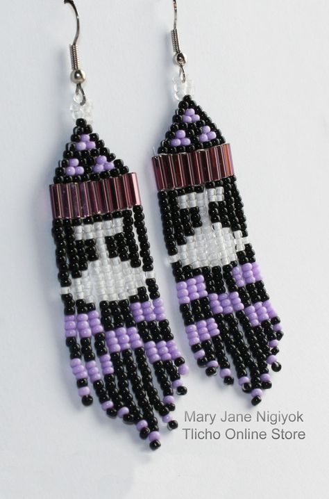 Ulu Earrings by Mary Jane Nigiyok from Ulukhaktok (Holman), NT. $52. Native Beadwork, Beautiful Beadwork, Seed Bead Patterns, Necklace Patterns, Beading Projects, Beaded Fringe, Fringe Earrings, Bead Weaving, Beading Patterns