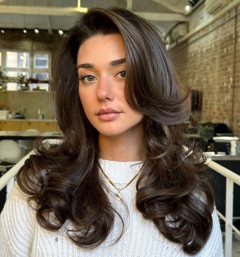 Cute Fall Haircuts - 26 Ideas for Short, Medium, and Long Hair with Bangs Deep Chocolate Brown Hair, Bouncy Layers, Rich Brown Hair, Mid Length Layered Haircuts, Fall Hairstyles, Blonde Waves, Layered Cut, Blonde Curls, Fall Hair Cuts