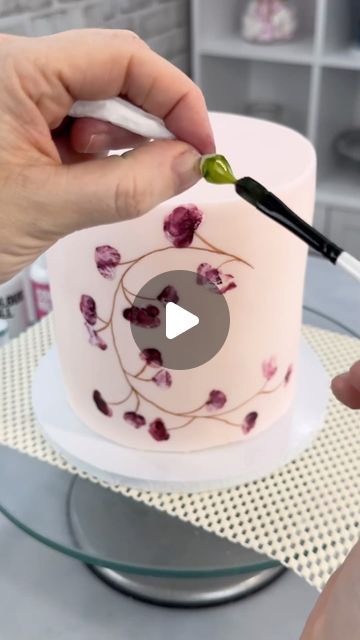 Jinny Maxwell 🇮🇪🇬🇧 on Instagram: "The “bag flower cake” with added realism & ease an amazing way to decorate your cakes. All products available from @the_cake_decorating_co  #bagflower #bagflowercake #flowercake #flowercakes #fondantflowercake #buttercreamflowercake #ad" Flower Cakes Ideas, Flower Birthday Cake For Women, Flower Themed Cake, Cake With Dried Flowers, Flower Cake Buttercream, Fondant Rose Tutorial, Rose Cake Design, Flower Piping, Flower Cake Decorations