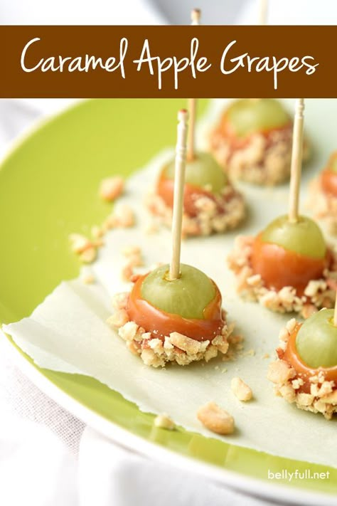 Caramel Apple Grapes are the perfect snack! Grapes dipped in caramel and then in nuts. A little treat that tastes like caramel apple in every bite. Caramel Apple Grapes, Small Appetizers, God Mat, Food Challenge, Recipe Videos, Homemade Caramel, Finger Food Appetizers, Snacks Für Party, Caramel Apple