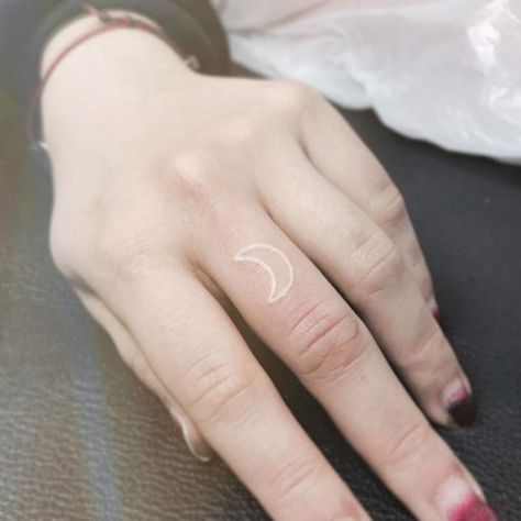 White Finger Tattoos, Finger Tattoo For Women, Crescent Moon Tattoo, White Ink Tattoo, Handpoke Tattoo, Cute Small Tattoos, Diy Tattoo, Tattoos For Daughters, White Tattoo