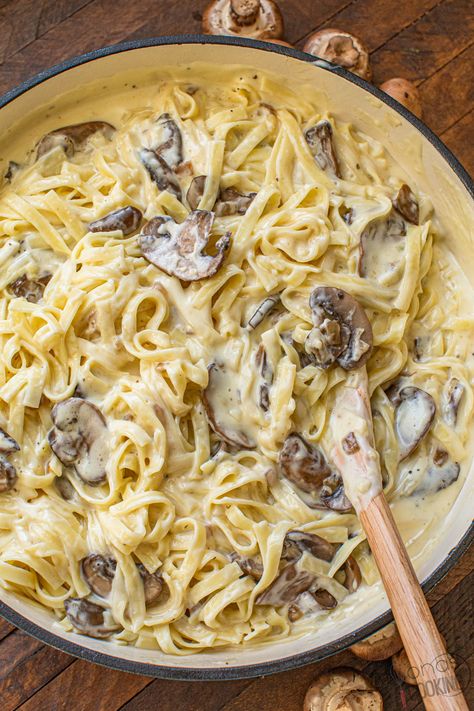 Mushroom Fettuccine Alfredo is the pasta dish the family will love! Ribbons of egg pasta are glided with a rich alfredo sauce made from scratch and entwined with sautéed mushrooms and onions! This Mushroom Alfredo dish is easier than you may think and is melt-in-your-mouth, Delish! #recipe #fettuccine #mushroom Super Easy Lasagna Recipe, Mushroom Fettuccine Alfredo, Pasta Alfredo Receta, Mushroom Fettuccine, Vegetarian Alfredo, Mushroom Alfredo, Salsa Alfredo, Alfredo Sauce Recipe Homemade, Mushrooms And Onions