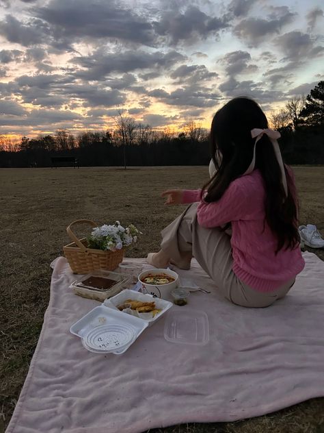 Valentines Picnic Outfit, Picnic Outfit Ideas Winter, Outfit Inspo Korean, Picnic Date Ideas, Picnic Date Outfits, Picnic Pictures, Winter Picnic, Nice Sunset, Basket Picnic