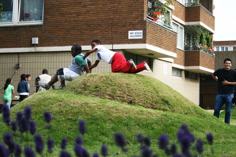 Some simple ways to create a natural playscape Natural Playground Ideas, Grassy Hill, Country Day School, Outdoor Play Spaces, Playground Ideas, Easy Backyard, School Playground, Children's Garden, Natural Playground