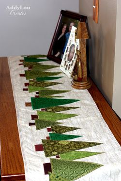 free pattern for table runner.  This is so neat!  What a cute idea for green scraps!  MF Quilt Runners, Placemats Christmas, Placemat Patterns, Christmas Table Runner Pattern, Table Runner Tutorial, Xmas Table, Christmas Tree On Table, Christmas Quilting, Holiday Table Runner