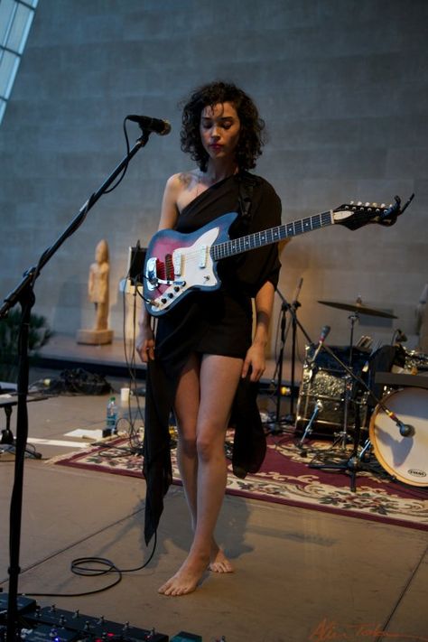 St Vincent Annie Clark, Holding A Guitar, Annie Clark, Women Of Rock, Guitar Girl, Female Guitarist, Saint Vincent, Female Musicians, Easy Guitar