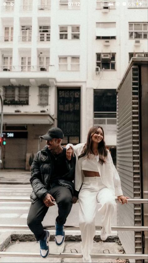 Black Couple City Photoshoot, Street Couple Poses, Street Photo Couple, Pre Wedding Street Style, Street Wear Couple Photoshoot, Streetwear Engagement Photos, Cool Couple Photos, Casual Couple Poses, Street Couple Photoshoot