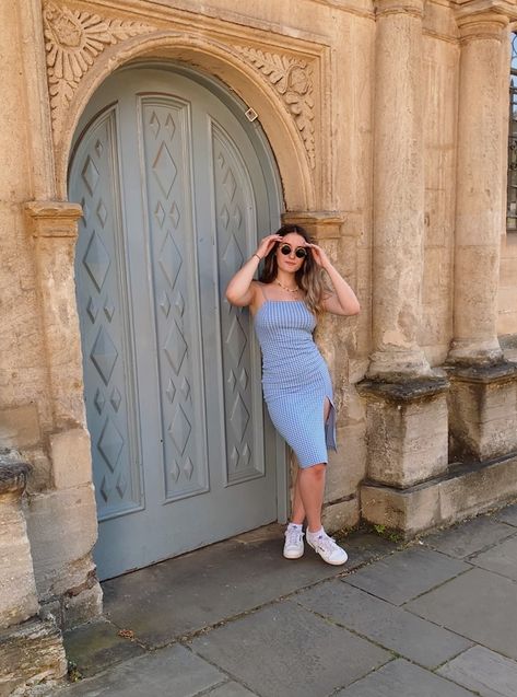 Doorway Poses, Door Poses, Door Photoshoot, Y2k Aesthetic Instagram, Aesthetic Instagram Post, Photoshoot Spring, Instagram Post Ideas, Photography Modeling, Modeling Poses