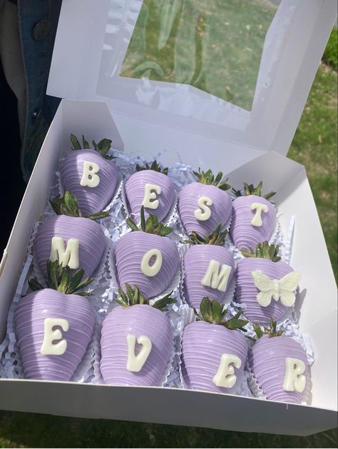 Best mom ever purple strawberries Purple Chocolate Covered Strawberries, Purple Strawberries, Chocolate Covered Desserts, Purple Strawberry, Mothers Day Chocolates, Mothers Day Desserts, Chocolate Covered Strawberry Recipe, Chocolate Covered Strawberries Bouquet, Purple Chocolate