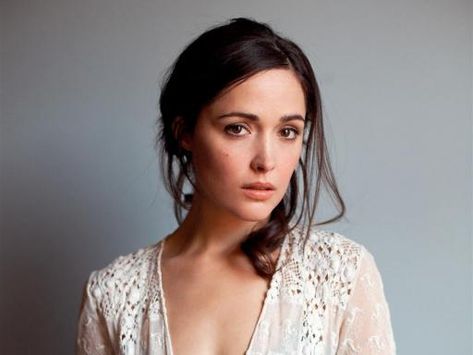 Rose Byrne - I love the hair, natural make-up and blouse! Rose Byrne Troy, Mary Rose Byrne, Rose Byrne, Celebrity Wallpapers, Marie Antoinette, Beauty Inspiration, Celebrities Female, Madonna, Hd Wallpaper