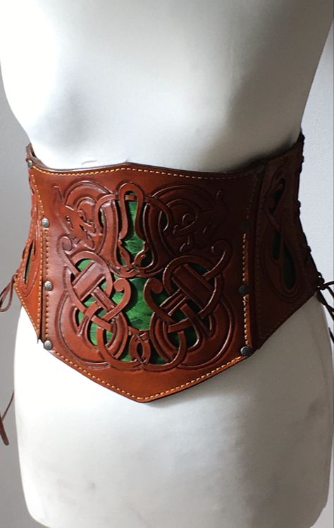 Kidney Belt Armor, Viking Corset, Celtic Belt, Leather Hip Pouch, Leatherworking Ideas, Viking Fashion, Handmade Corset, Larp Ideas, Viking Belt