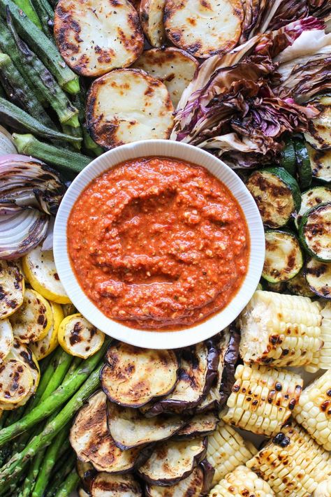 Tailgate Recipes, Romesco Sauce, Vegetable Platter, Tailgate Food, Tray Ideas, Grilled Veggies, Grilled Corn, Grilled Vegetables, Food Platters